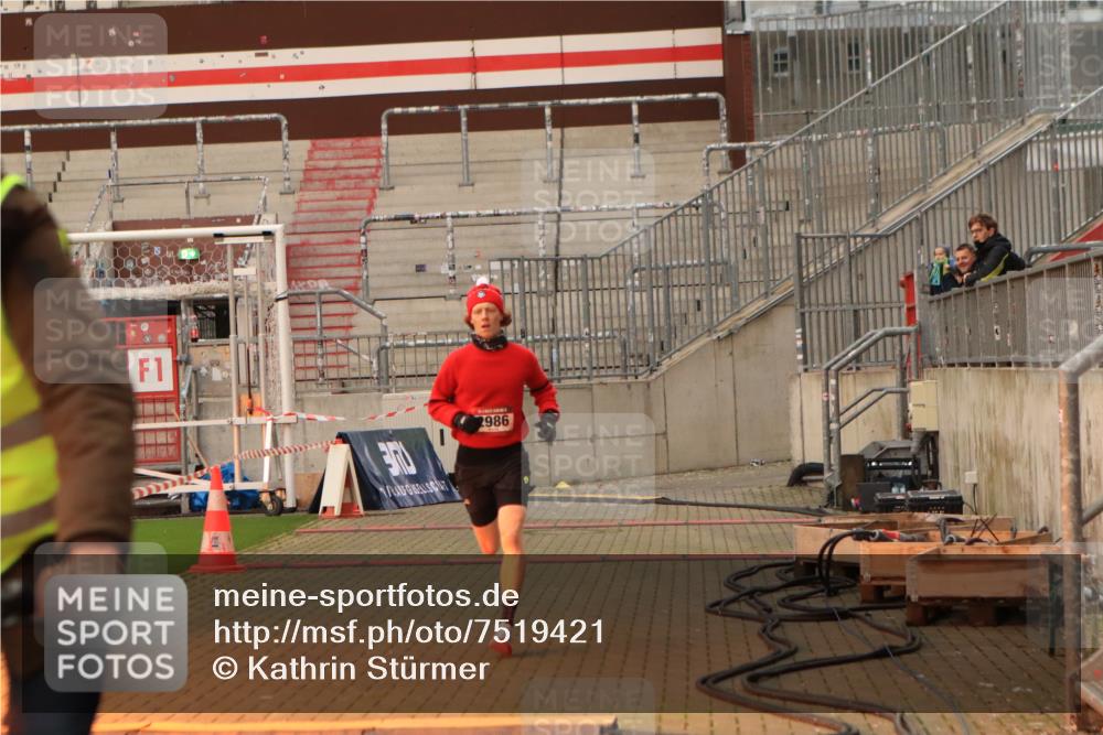 08.12.2024 - St. Pauli X-Mass-Run No. 14 Kathrin Stürmer Photography http://msf.ph/oto/7519421 08.12.2024 09:47:51 Ziel 2986 meine-sportfotos.de