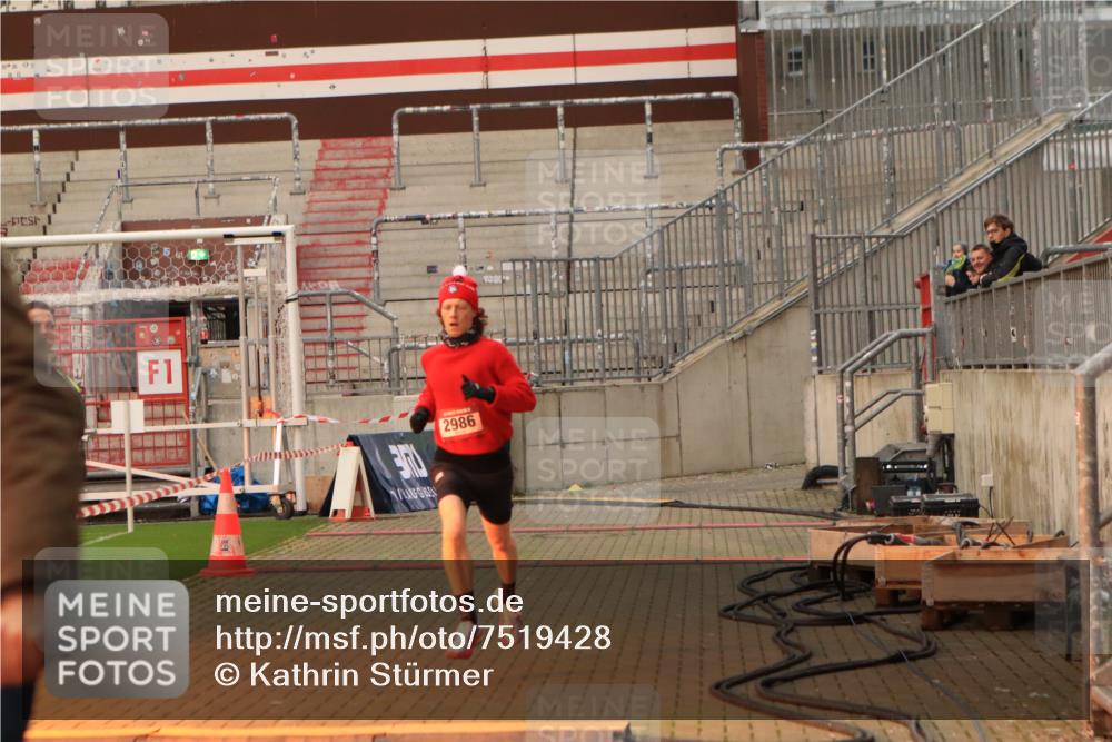 08.12.2024 - St. Pauli X-Mass-Run No. 14 Kathrin Stürmer Photography http://msf.ph/oto/7519428 08.12.2024 09:47:51 Ziel 2986 meine-sportfotos.de