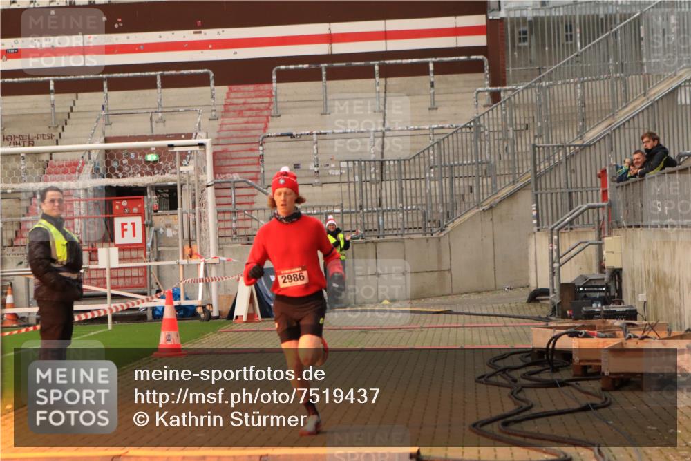08.12.2024 - St. Pauli X-Mass-Run No. 14 Kathrin Stürmer Photography http://msf.ph/oto/7519437 08.12.2024 09:47:51 Ziel 2986 meine-sportfotos.de