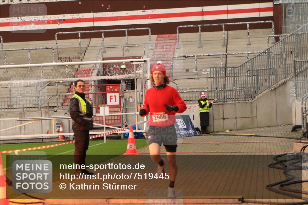 08.12.2024 - St. Pauli X-Mass-Run No. 14 Kathrin Stürmer Photography http://msf.ph/oto/7519445 08.12.2024 09:47:51 Ziel 2986 meine-sportfotos.de