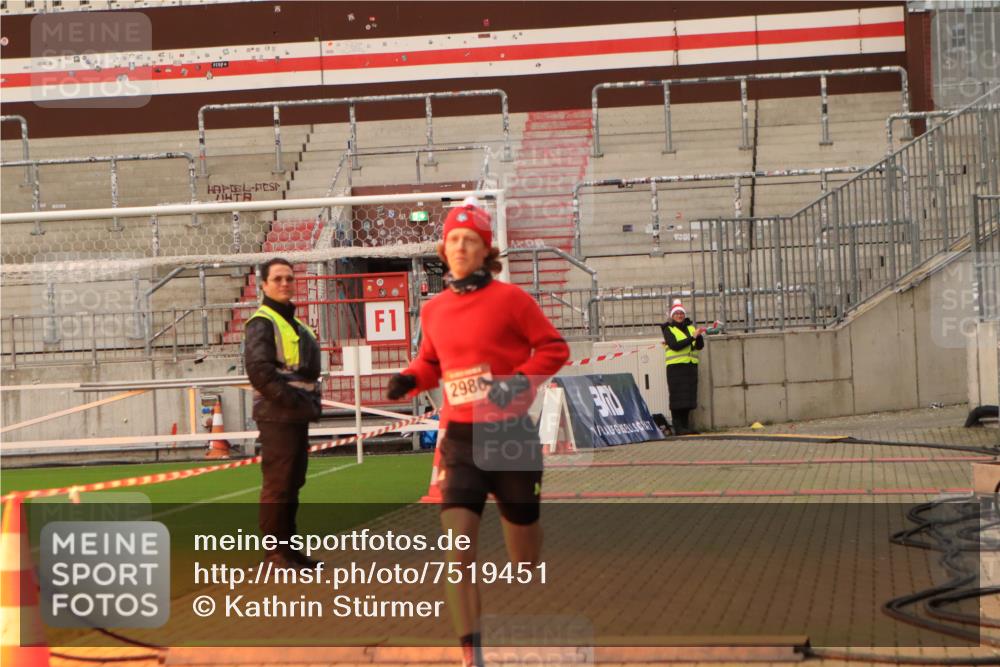 08.12.2024 - St. Pauli X-Mass-Run No. 14 Kathrin Stürmer Photography http://msf.ph/oto/7519451 08.12.2024 09:47:51 Ziel 2986 meine-sportfotos.de