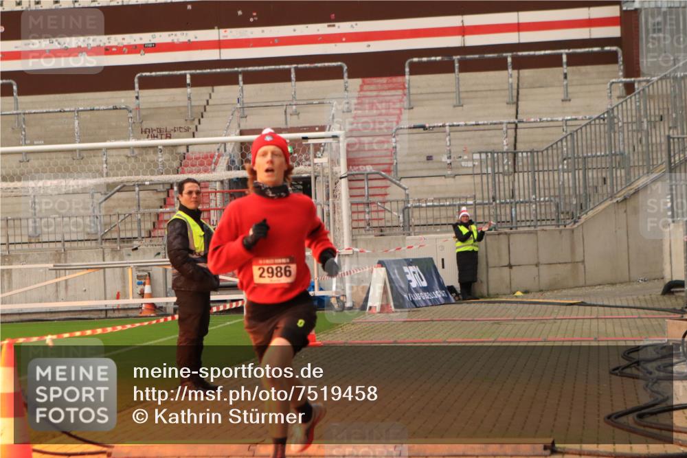 08.12.2024 - St. Pauli X-Mass-Run No. 14 Kathrin Stürmer Photography http://msf.ph/oto/7519458 08.12.2024 09:47:52 Ziel 2986 meine-sportfotos.de