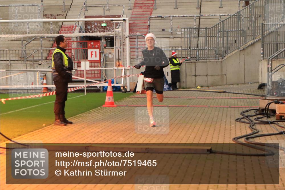 08.12.2024 - St. Pauli X-Mass-Run No. 14 Kathrin Stürmer Photography http://msf.ph/oto/7519465 08.12.2024 09:48:24 Ziel 2336 meine-sportfotos.de