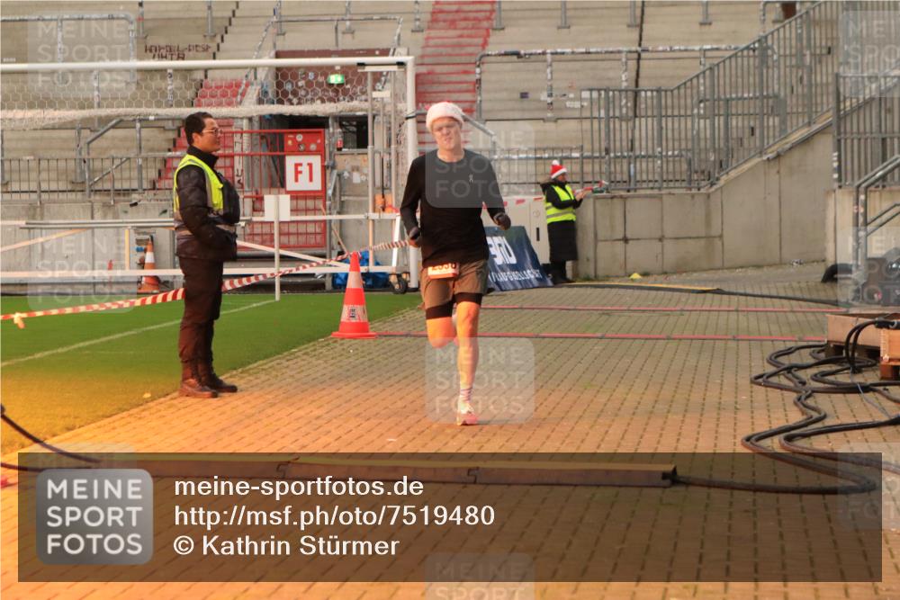 08.12.2024 - St. Pauli X-Mass-Run No. 14 Kathrin Stürmer Photography http://msf.ph/oto/7519480 08.12.2024 09:48:24 Ziel 2336 meine-sportfotos.de