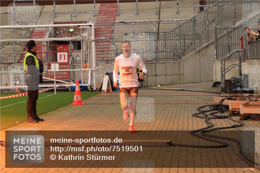 08.12.2024 - St. Pauli X-Mass-Run No. 14 Kathrin Stürmer Photography http://msf.ph/oto/7519501 08.12.2024 09:48:37 Ziel 39, 2336 meine-sportfotos.de