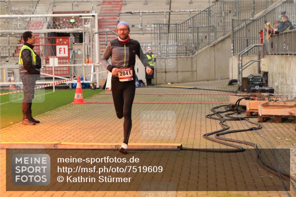 08.12.2024 - St. Pauli X-Mass-Run No. 14 Kathrin Stürmer Photography http://msf.ph/oto/7519609 08.12.2024 09:50:06 Ziel 2841 meine-sportfotos.de