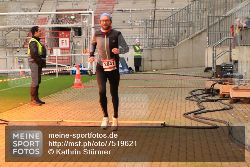 08.12.2024 - St. Pauli X-Mass-Run No. 14 Kathrin Stürmer Photography http://msf.ph/oto/7519621 08.12.2024 09:50:06 Ziel 2841 meine-sportfotos.de