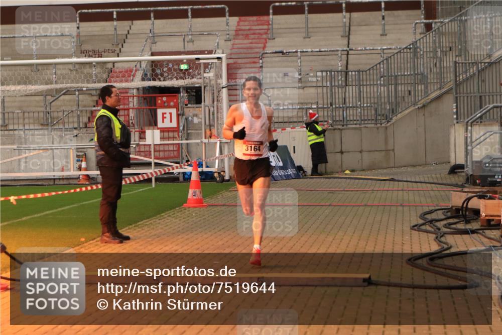 08.12.2024 - St. Pauli X-Mass-Run No. 14 Kathrin Stürmer Photography http://msf.ph/oto/7519644 08.12.2024 09:50:18 Ziel 2841, 3164 meine-sportfotos.de