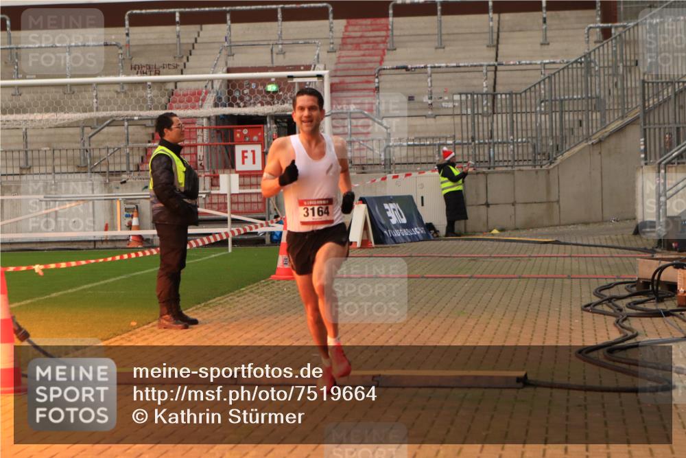 08.12.2024 - St. Pauli X-Mass-Run No. 14 Kathrin Stürmer Photography http://msf.ph/oto/7519664 08.12.2024 09:50:19 Ziel 2841, 3164 meine-sportfotos.de