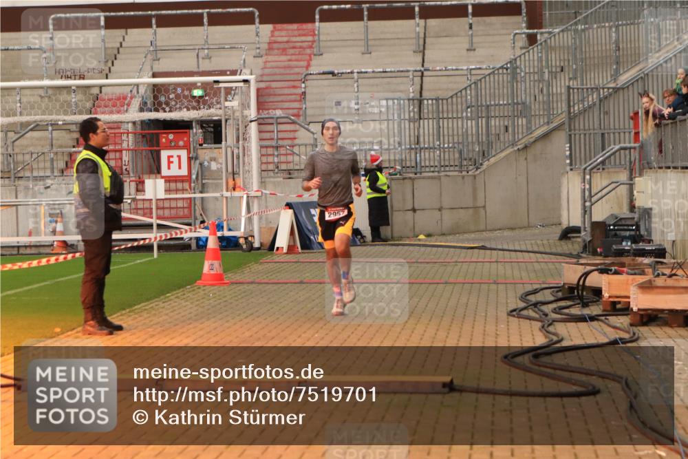 08.12.2024 - St. Pauli X-Mass-Run No. 14 Kathrin Stürmer Photography http://msf.ph/oto/7519701 08.12.2024 09:50:23 Ziel 2957, 3164 meine-sportfotos.de