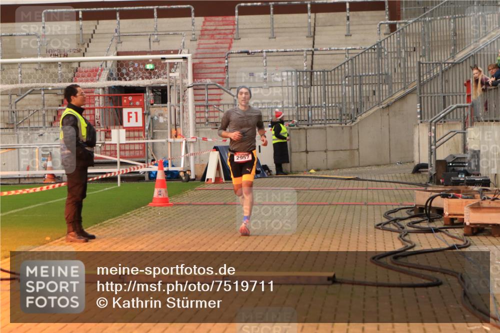 08.12.2024 - St. Pauli X-Mass-Run No. 14 Kathrin Stürmer Photography http://msf.ph/oto/7519711 08.12.2024 09:50:23 Ziel 2957, 3164 meine-sportfotos.de
