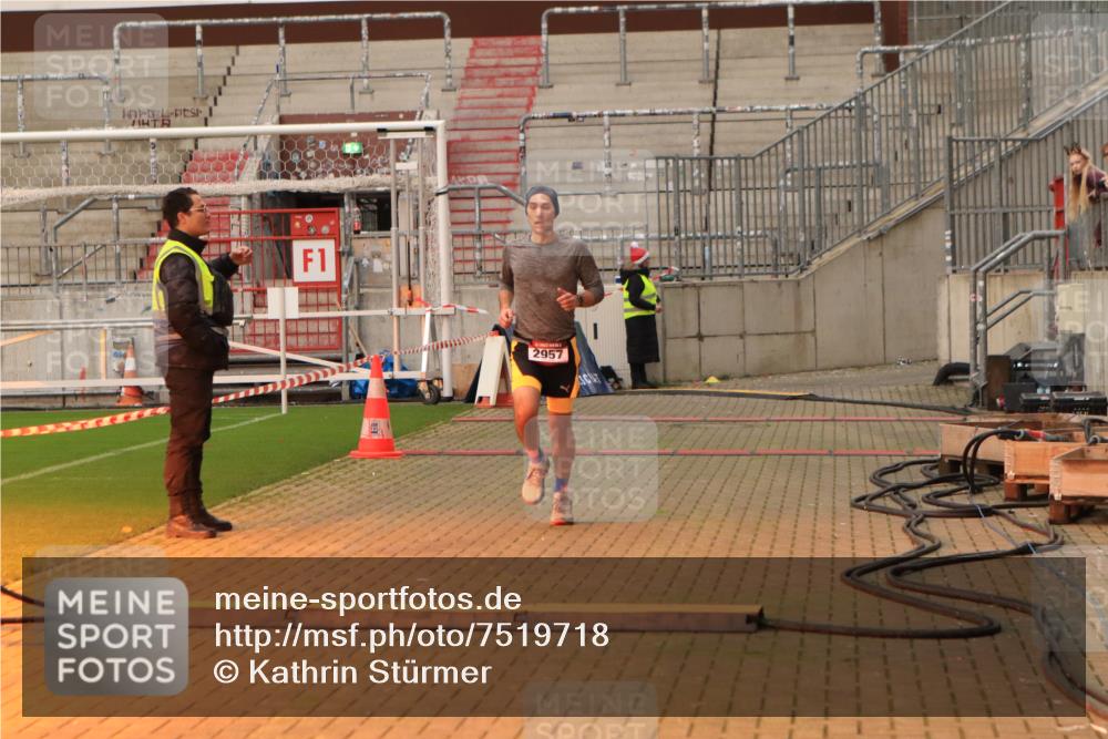 08.12.2024 - St. Pauli X-Mass-Run No. 14 Kathrin Stürmer Photography http://msf.ph/oto/7519718 08.12.2024 09:50:24 Ziel 2957, 3164 meine-sportfotos.de