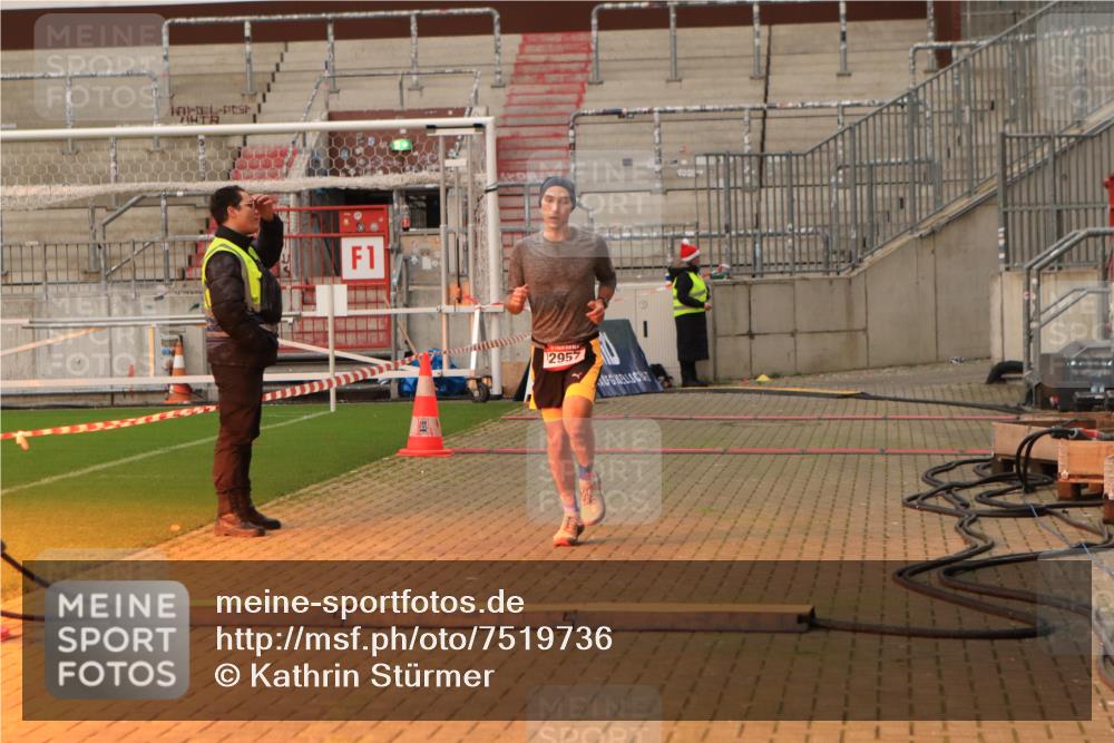 08.12.2024 - St. Pauli X-Mass-Run No. 14 Kathrin Stürmer Photography http://msf.ph/oto/7519736 08.12.2024 09:50:24 Ziel 2957, 3164 meine-sportfotos.de