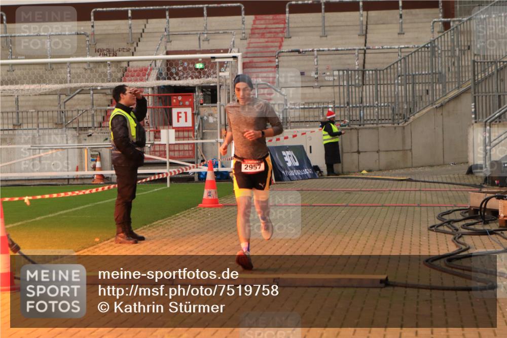 08.12.2024 - St. Pauli X-Mass-Run No. 14 Kathrin Stürmer Photography http://msf.ph/oto/7519758 08.12.2024 09:50:25 Ziel 2957, 3164 meine-sportfotos.de