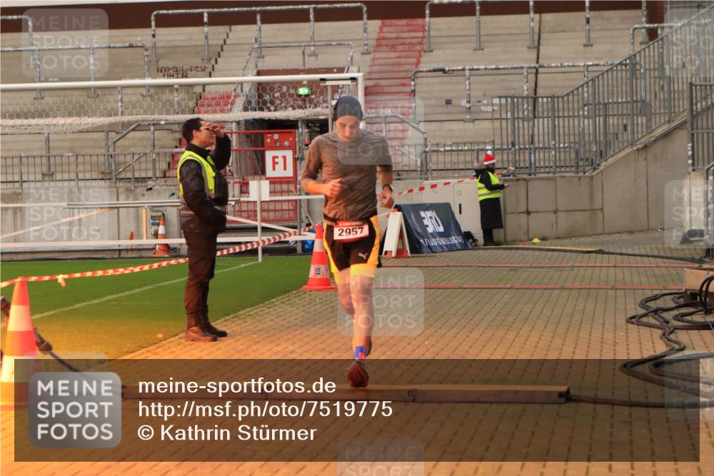 08.12.2024 - St. Pauli X-Mass-Run No. 14 Kathrin Stürmer Photography http://msf.ph/oto/7519775 08.12.2024 09:50:25 Ziel 2957, 3164 meine-sportfotos.de