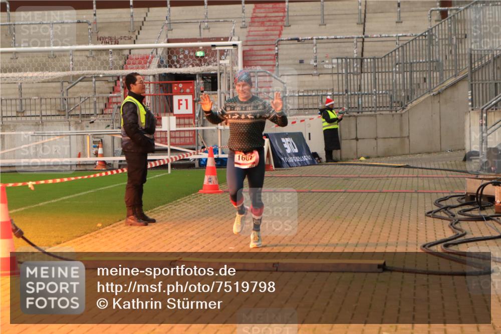 08.12.2024 - St. Pauli X-Mass-Run No. 14 Kathrin Stürmer Photography http://msf.ph/oto/7519798 08.12.2024 09:50:52 Ziel 1607 meine-sportfotos.de