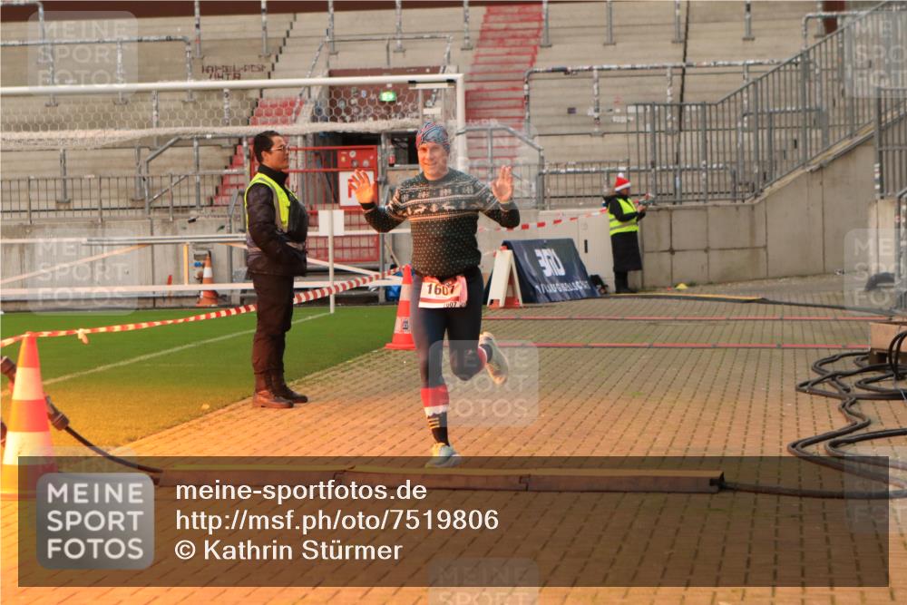 08.12.2024 - St. Pauli X-Mass-Run No. 14 Kathrin Stürmer Photography http://msf.ph/oto/7519806 08.12.2024 09:50:52 Ziel 1607 meine-sportfotos.de