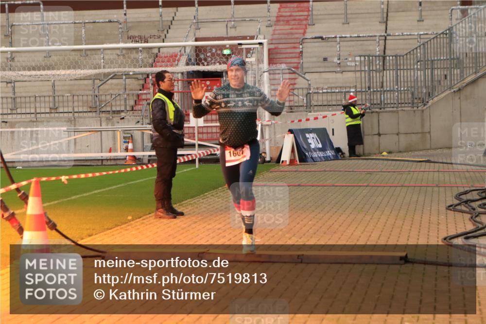 08.12.2024 - St. Pauli X-Mass-Run No. 14 Kathrin Stürmer Photography http://msf.ph/oto/7519813 08.12.2024 09:50:52 Ziel 1607 meine-sportfotos.de