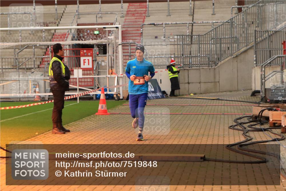 08.12.2024 - St. Pauli X-Mass-Run No. 14 Kathrin Stürmer Photography http://msf.ph/oto/7519848 08.12.2024 09:51:01 Ziel 2, 1607 meine-sportfotos.de