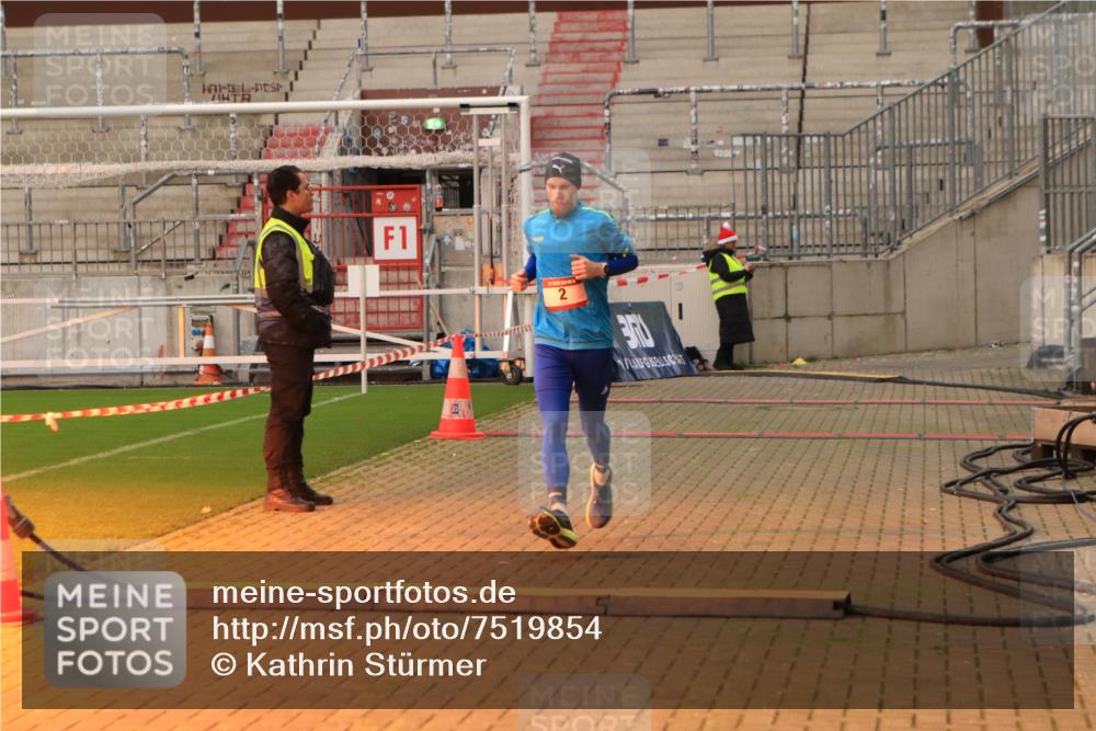 08.12.2024 - St. Pauli X-Mass-Run No. 14 Kathrin Stürmer Photography http://msf.ph/oto/7519854 08.12.2024 09:51:02 Ziel 2, 1607 meine-sportfotos.de
