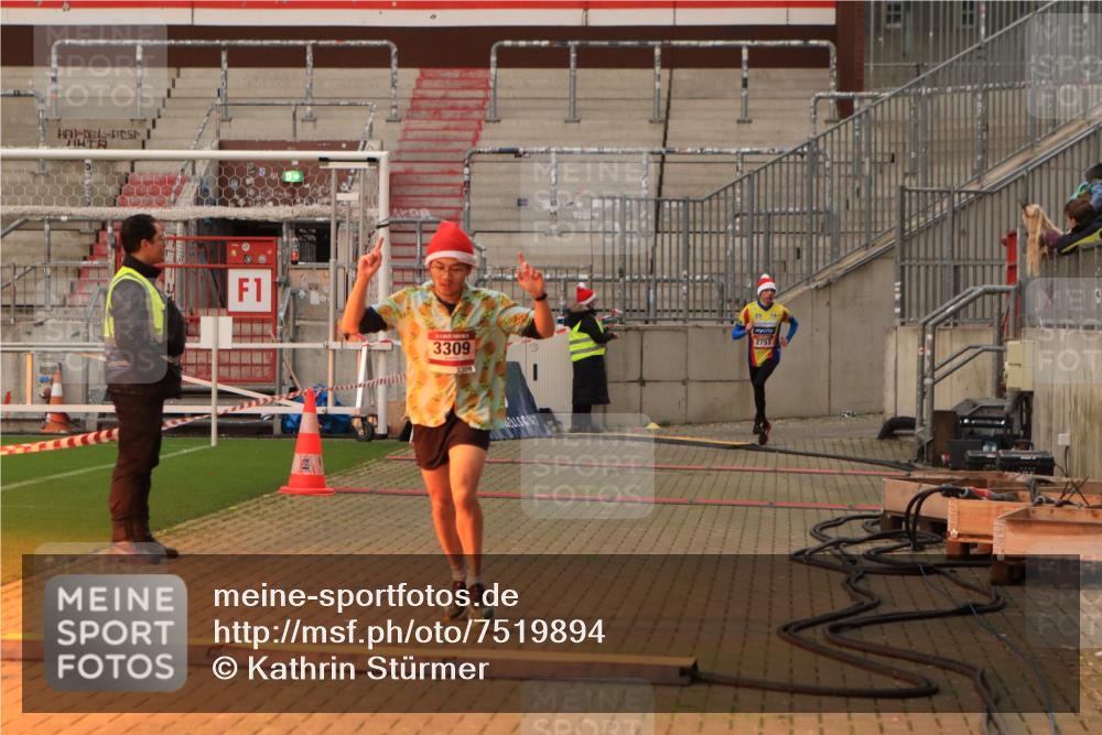 08.12.2024 - St. Pauli X-Mass-Run No. 14 Kathrin Stürmer Photography http://msf.ph/oto/7519894 08.12.2024 09:51:15 Ziel 2, 2757, 3309 meine-sportfotos.de
