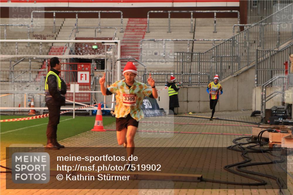 08.12.2024 - St. Pauli X-Mass-Run No. 14 Kathrin Stürmer Photography http://msf.ph/oto/7519902 08.12.2024 09:51:15 Ziel 2, 2757, 3309 meine-sportfotos.de