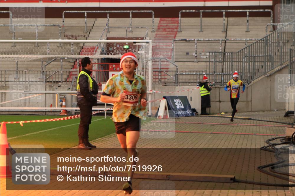 08.12.2024 - St. Pauli X-Mass-Run No. 14 Kathrin Stürmer Photography http://msf.ph/oto/7519926 08.12.2024 09:51:15 Ziel 2, 2757, 3309 meine-sportfotos.de