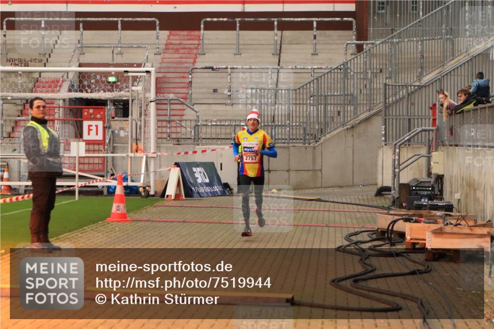 08.12.2024 - St. Pauli X-Mass-Run No. 14 Kathrin Stürmer Photography http://msf.ph/oto/7519944 08.12.2024 09:51:18 Ziel 2757, 3309 meine-sportfotos.de