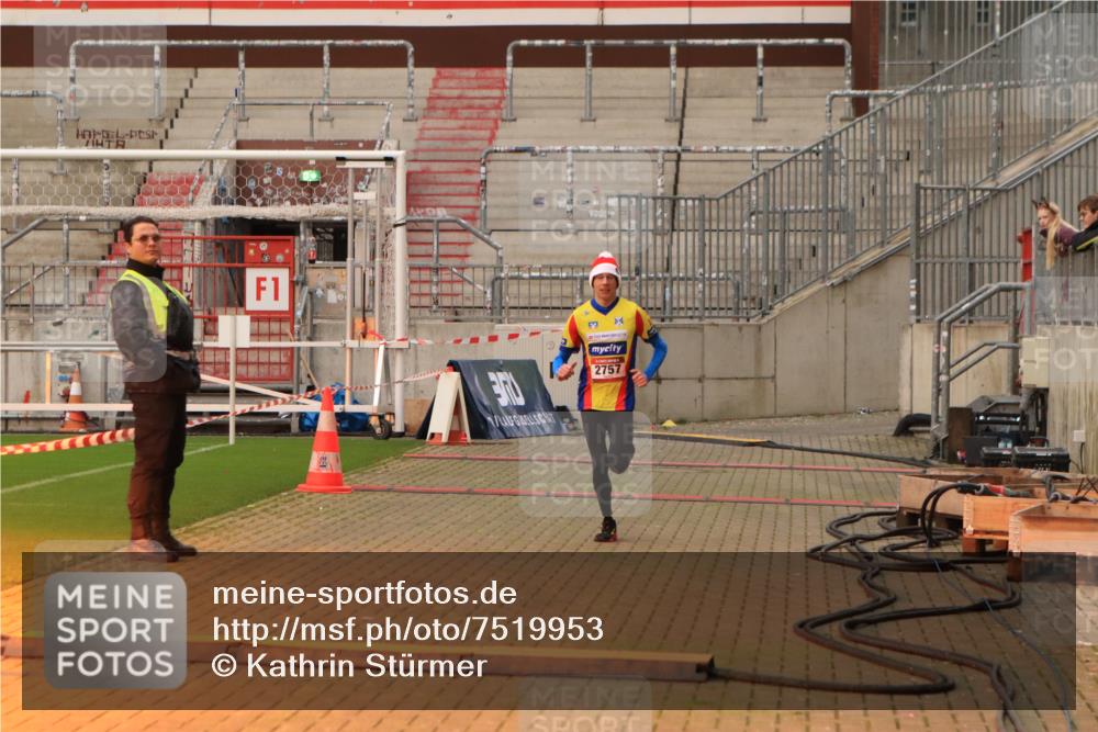 08.12.2024 - St. Pauli X-Mass-Run No. 14 Kathrin Stürmer Photography http://msf.ph/oto/7519953 08.12.2024 09:51:18 Ziel 2757, 3309 meine-sportfotos.de