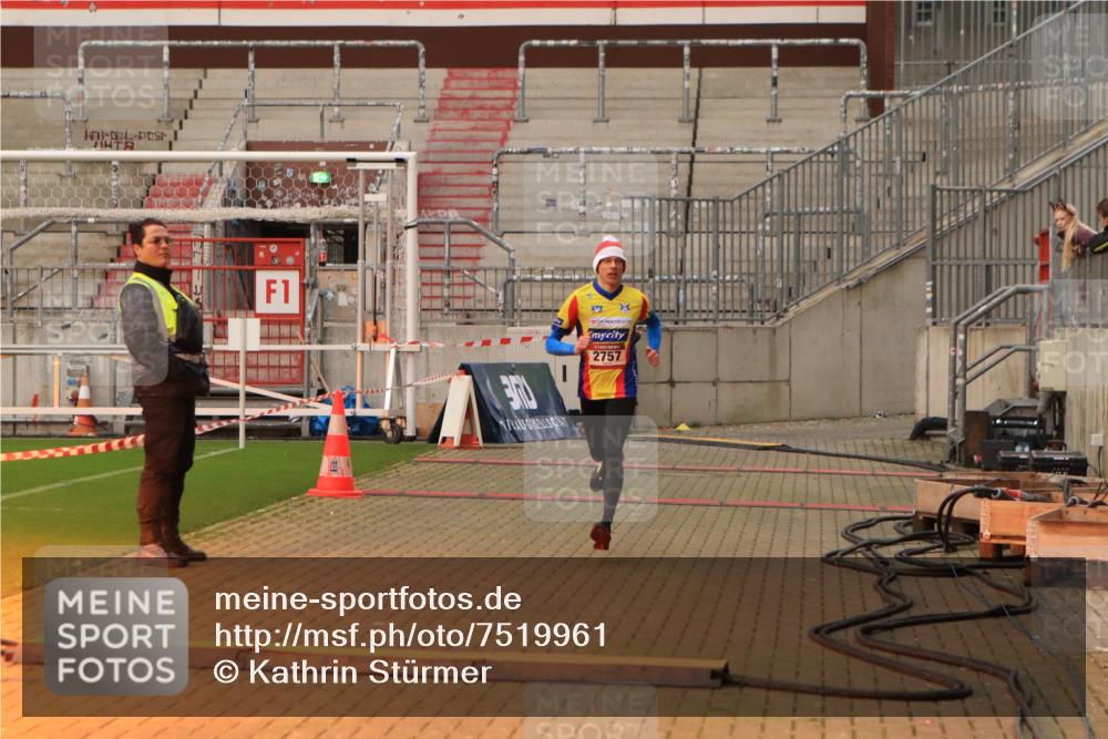 08.12.2024 - St. Pauli X-Mass-Run No. 14 Kathrin Stürmer Photography http://msf.ph/oto/7519961 08.12.2024 09:51:18 Ziel 2757, 3309 meine-sportfotos.de