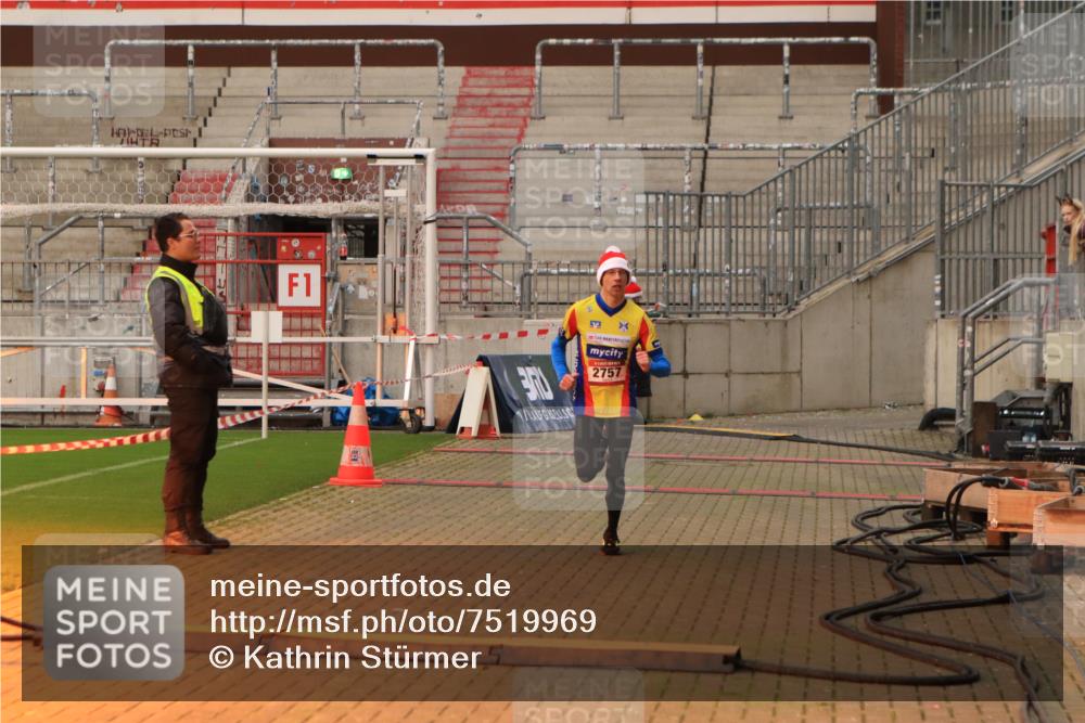 08.12.2024 - St. Pauli X-Mass-Run No. 14 Kathrin Stürmer Photography http://msf.ph/oto/7519969 08.12.2024 09:51:18 Ziel 2757, 3309 meine-sportfotos.de