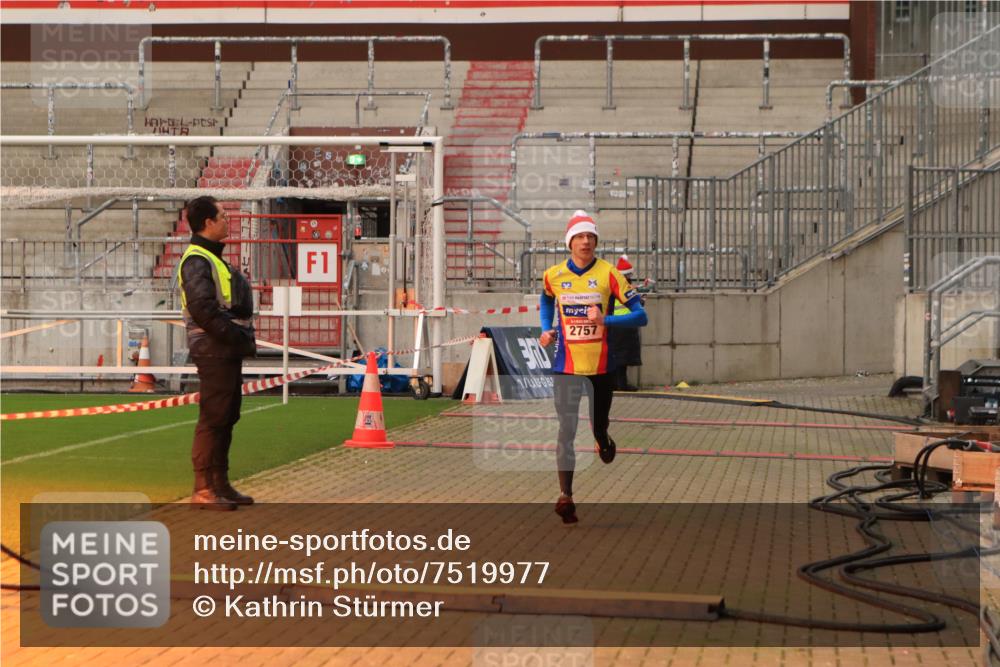 08.12.2024 - St. Pauli X-Mass-Run No. 14 Kathrin Stürmer Photography http://msf.ph/oto/7519977 08.12.2024 09:51:19 Ziel 2757, 3309 meine-sportfotos.de