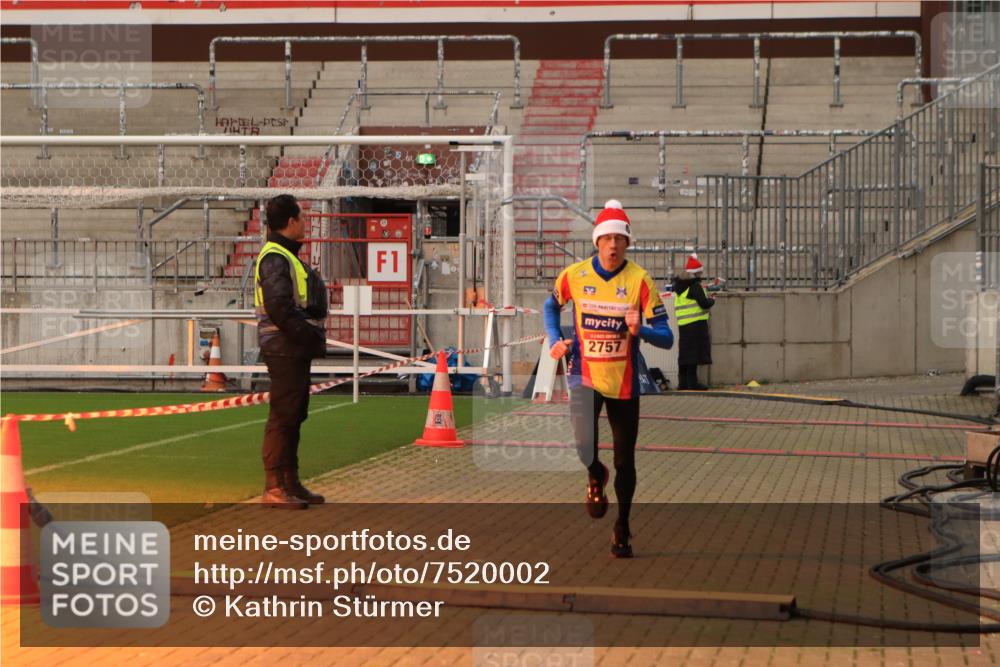 08.12.2024 - St. Pauli X-Mass-Run No. 14 Kathrin Stürmer Photography http://msf.ph/oto/7520002 08.12.2024 09:51:19 Ziel 2757, 3309 meine-sportfotos.de