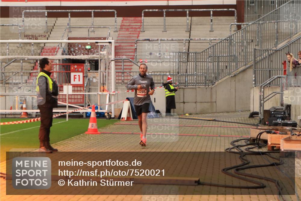 08.12.2024 - St. Pauli X-Mass-Run No. 14 Kathrin Stürmer Photography http://msf.ph/oto/7520021 08.12.2024 09:51:28 Ziel 2757, 3285, 3309 meine-sportfotos.de