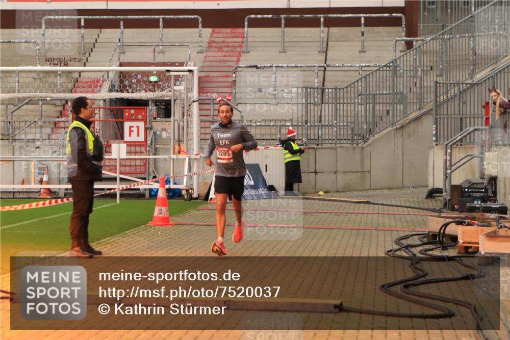 08.12.2024 - St. Pauli X-Mass-Run No. 14 Kathrin Stürmer Photography http://msf.ph/oto/7520037 08.12.2024 09:51:29 Ziel 2757, 3285, 3309 meine-sportfotos.de