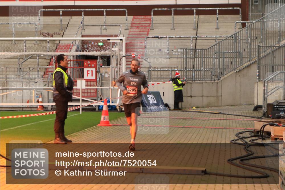 08.12.2024 - St. Pauli X-Mass-Run No. 14 Kathrin Stürmer Photography http://msf.ph/oto/7520054 08.12.2024 09:51:29 Ziel 2757, 3285, 3309 meine-sportfotos.de