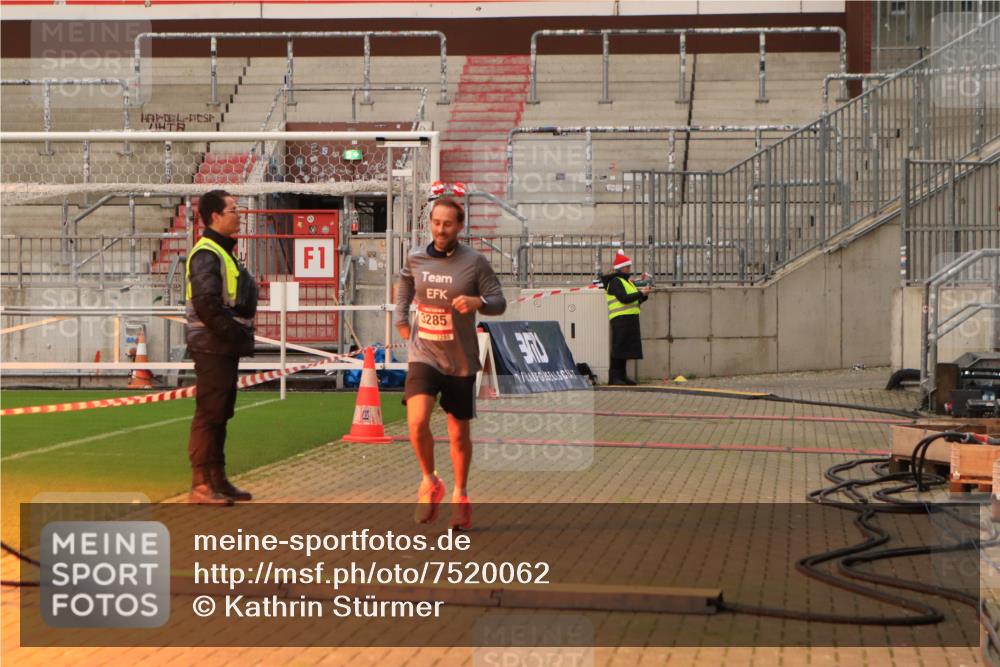 08.12.2024 - St. Pauli X-Mass-Run No. 14 Kathrin Stürmer Photography http://msf.ph/oto/7520062 08.12.2024 09:51:29 Ziel 2757, 3285, 3309 meine-sportfotos.de