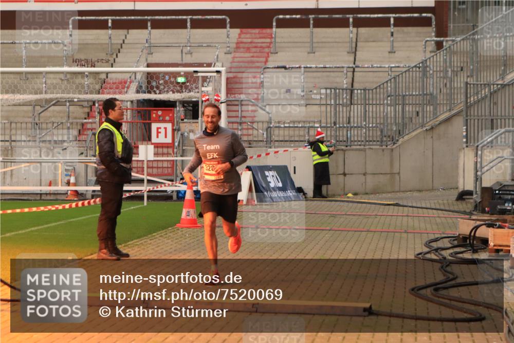 08.12.2024 - St. Pauli X-Mass-Run No. 14 Kathrin Stürmer Photography http://msf.ph/oto/7520069 08.12.2024 09:51:30 Ziel 2757, 3285, 3309 meine-sportfotos.de