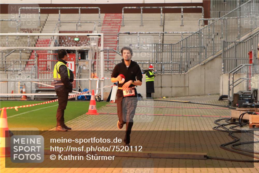 08.12.2024 - St. Pauli X-Mass-Run No. 14 Kathrin Stürmer Photography http://msf.ph/oto/7520112 08.12.2024 09:51:39 Ziel 918, 3285 meine-sportfotos.de