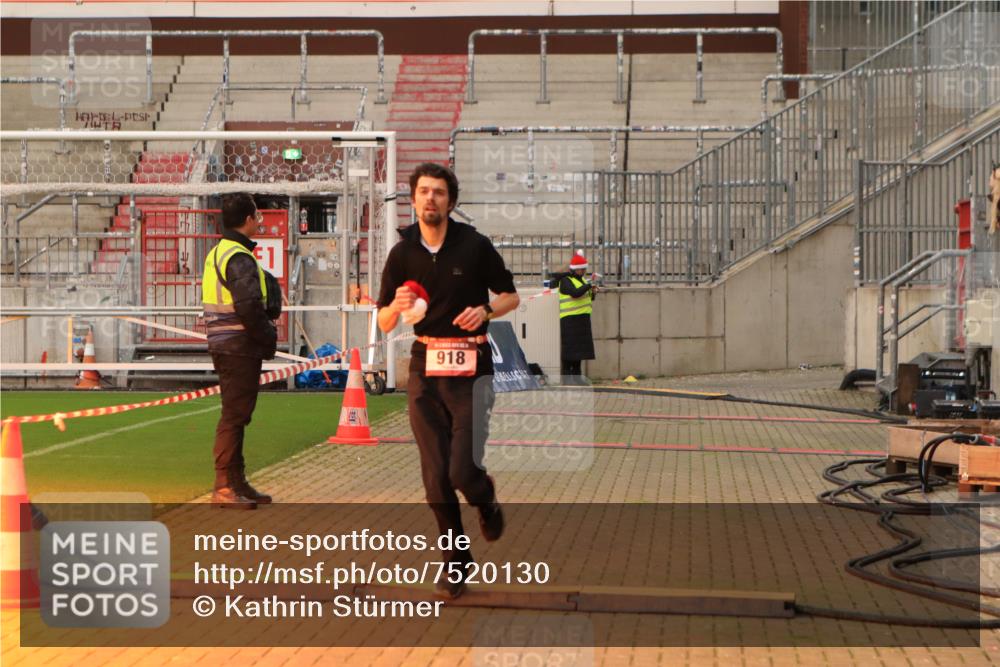 08.12.2024 - St. Pauli X-Mass-Run No. 14 Kathrin Stürmer Photography http://msf.ph/oto/7520130 08.12.2024 09:51:39 Ziel 918, 3285 meine-sportfotos.de