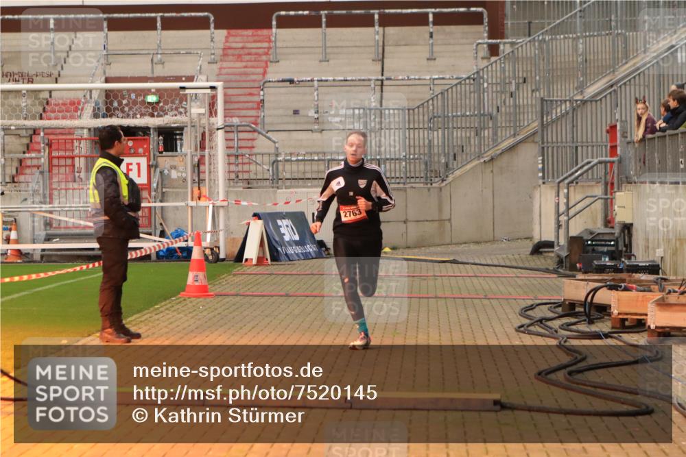 08.12.2024 - St. Pauli X-Mass-Run No. 14 Kathrin Stürmer Photography http://msf.ph/oto/7520145 08.12.2024 09:51:49 Ziel 918, 2763 meine-sportfotos.de