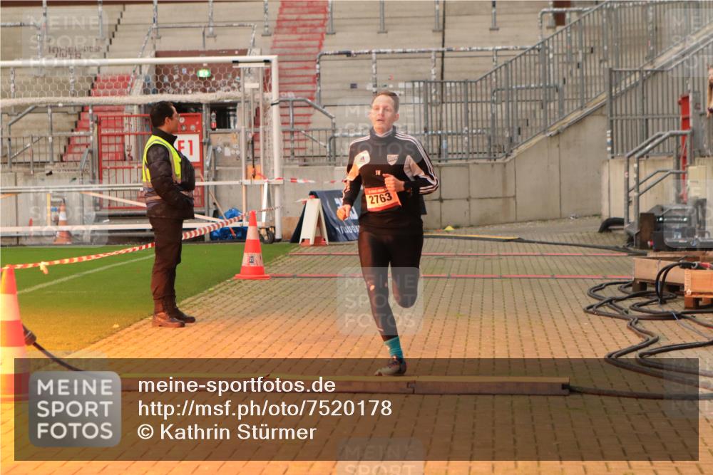 08.12.2024 - St. Pauli X-Mass-Run No. 14 Kathrin Stürmer Photography http://msf.ph/oto/7520178 08.12.2024 09:51:50 Ziel 918, 2763 meine-sportfotos.de