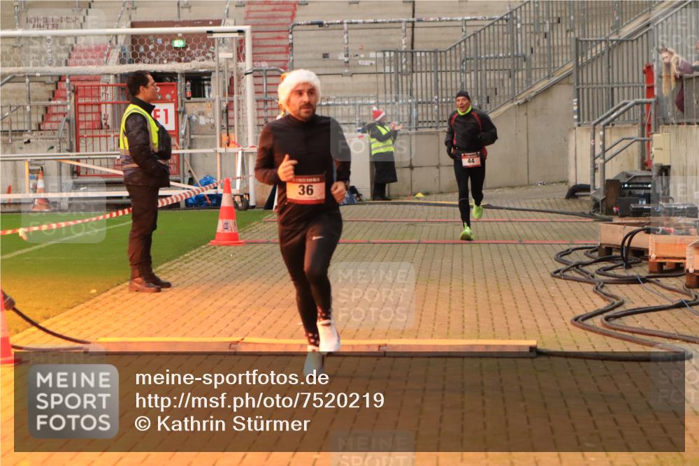 08.12.2024 - St. Pauli X-Mass-Run No. 14 Kathrin Stürmer Photography http://msf.ph/oto/7520219 08.12.2024 09:51:58 Ziel 36, 44, 2763 meine-sportfotos.de