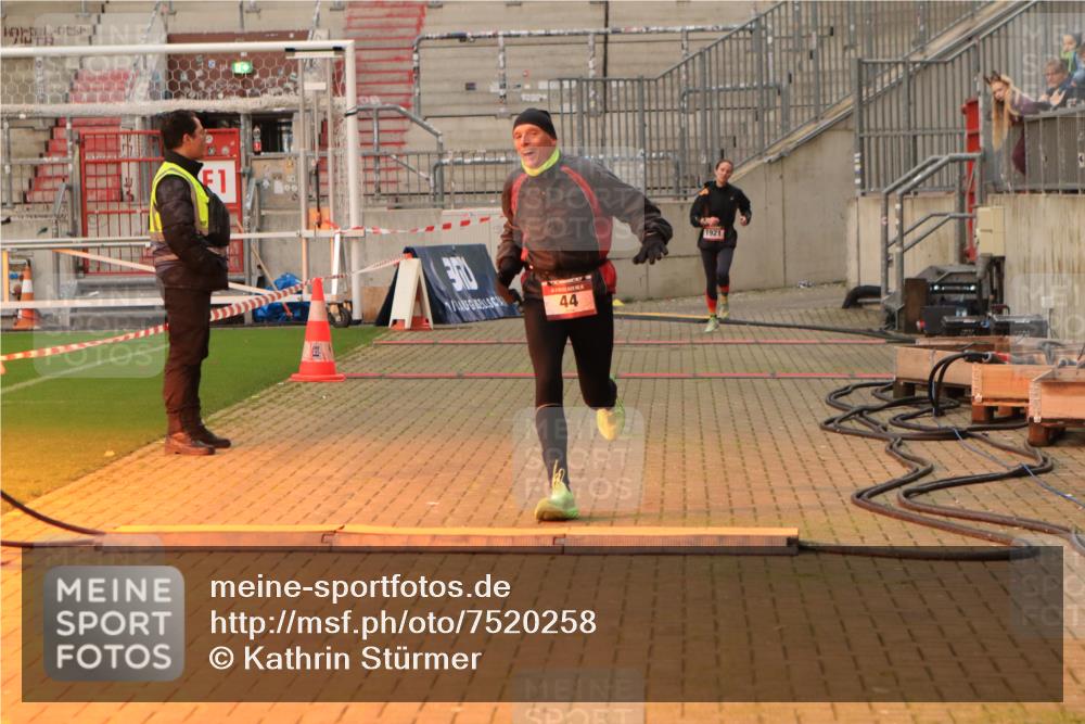 08.12.2024 - St. Pauli X-Mass-Run No. 14 Kathrin Stürmer Photography http://msf.ph/oto/7520258 08.12.2024 09:52:01 Ziel 36, 44, 1921, 2763 meine-sportfotos.de