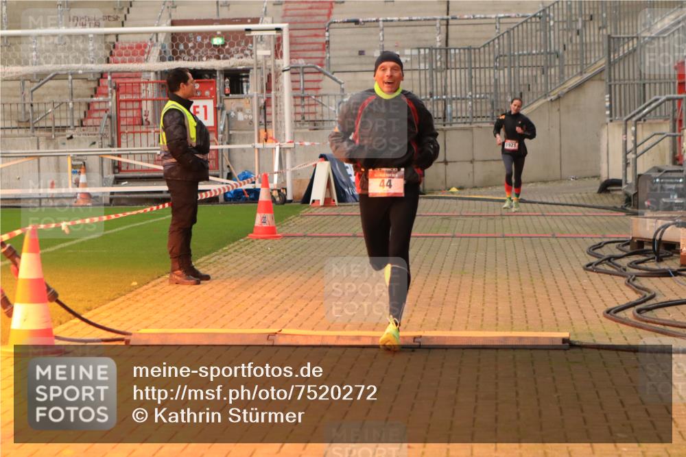 08.12.2024 - St. Pauli X-Mass-Run No. 14 Kathrin Stürmer Photography http://msf.ph/oto/7520272 08.12.2024 09:52:01 Ziel 36, 44, 1921, 2763 meine-sportfotos.de