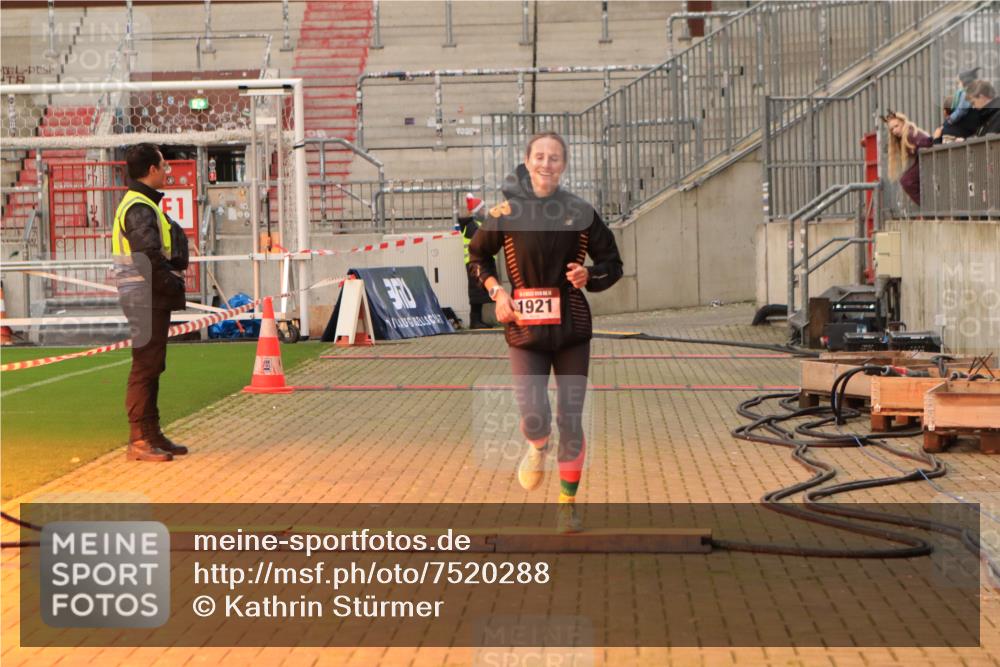 08.12.2024 - St. Pauli X-Mass-Run No. 14 Kathrin Stürmer Photography http://msf.ph/oto/7520288 08.12.2024 09:52:06 Ziel 36, 44, 1921 meine-sportfotos.de