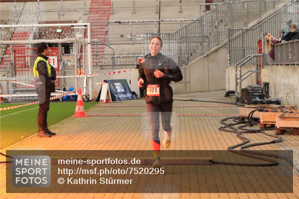 08.12.2024 - St. Pauli X-Mass-Run No. 14 Kathrin Stürmer Photography http://msf.ph/oto/7520295 08.12.2024 09:52:06 Ziel 36, 44, 1921 meine-sportfotos.de