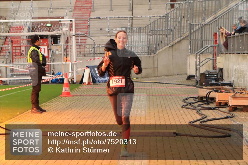 08.12.2024 - St. Pauli X-Mass-Run No. 14 Kathrin Stürmer Photography http://msf.ph/oto/7520313 08.12.2024 09:52:06 Ziel 36, 44, 1921 meine-sportfotos.de