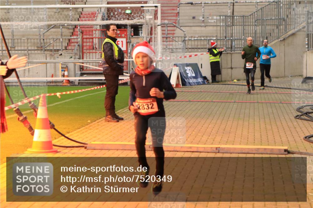08.12.2024 - St. Pauli X-Mass-Run No. 14 Kathrin Stürmer Photography http://msf.ph/oto/7520349 08.12.2024 09:52:19 Ziel 423, 1921, 2741, 2832 meine-sportfotos.de