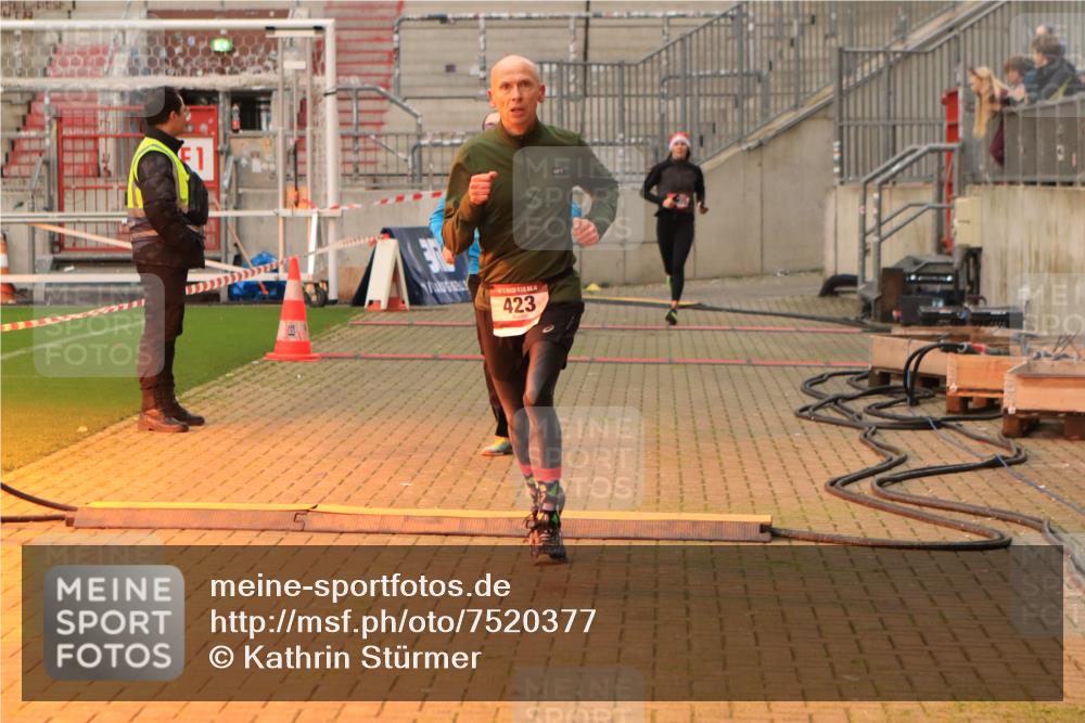 08.12.2024 - St. Pauli X-Mass-Run No. 14 Kathrin Stürmer Photography http://msf.ph/oto/7520377 08.12.2024 09:52:23 Ziel 423, 2741, 2832, 3305 meine-sportfotos.de